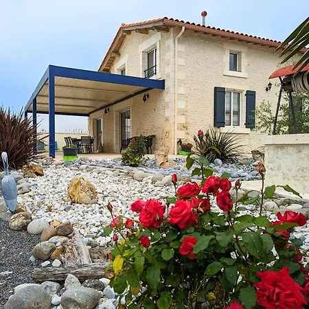 Charentais Avec Piscine, Terrasse, Et Peche - Confort Moderne Et Charme Rural - Fr-1-653-87 *