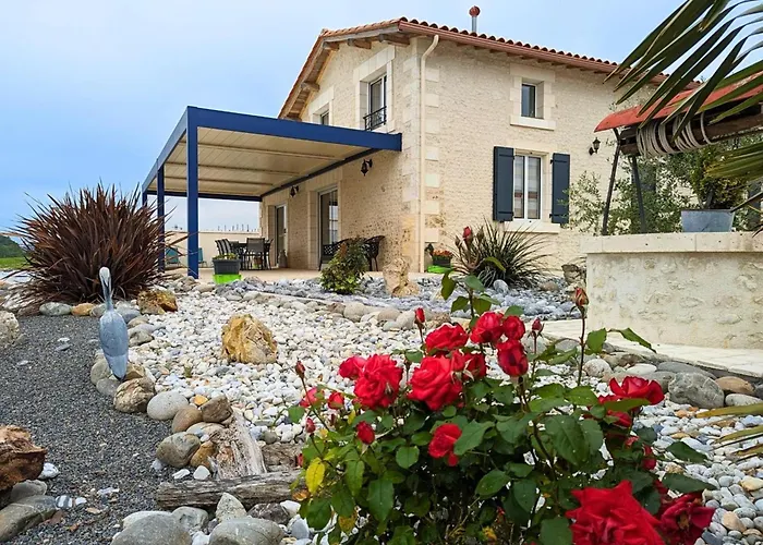 Charentais Avec Piscine, Terrasse, Et Peche - Confort Moderne Et Charme Rural - Fr-1-653-87 *